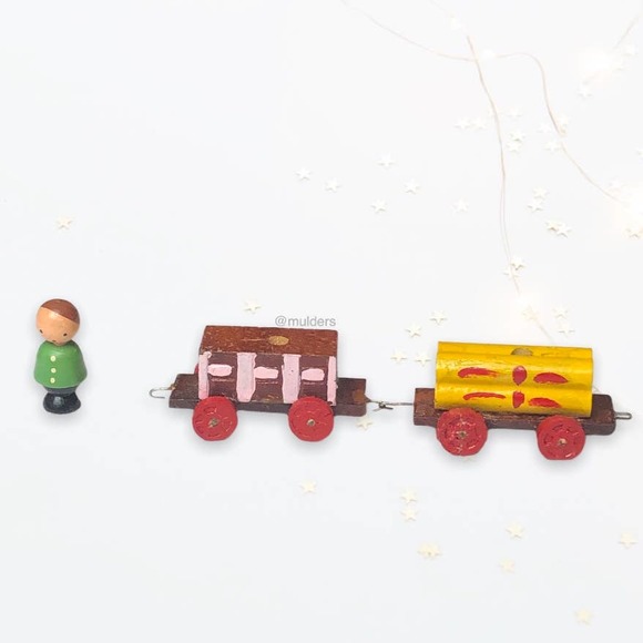 Vintage Miniatures Mini Figures Figurines Peg Man & Painted Taiwan Train Carts - Picture 1 of 10